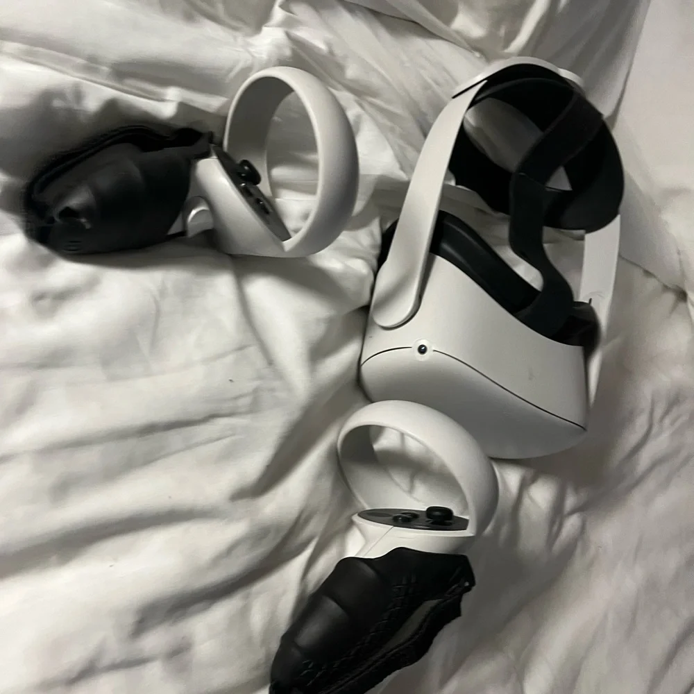 Oculus quest 2 - used - perfect condition - elite head strap - controller grips